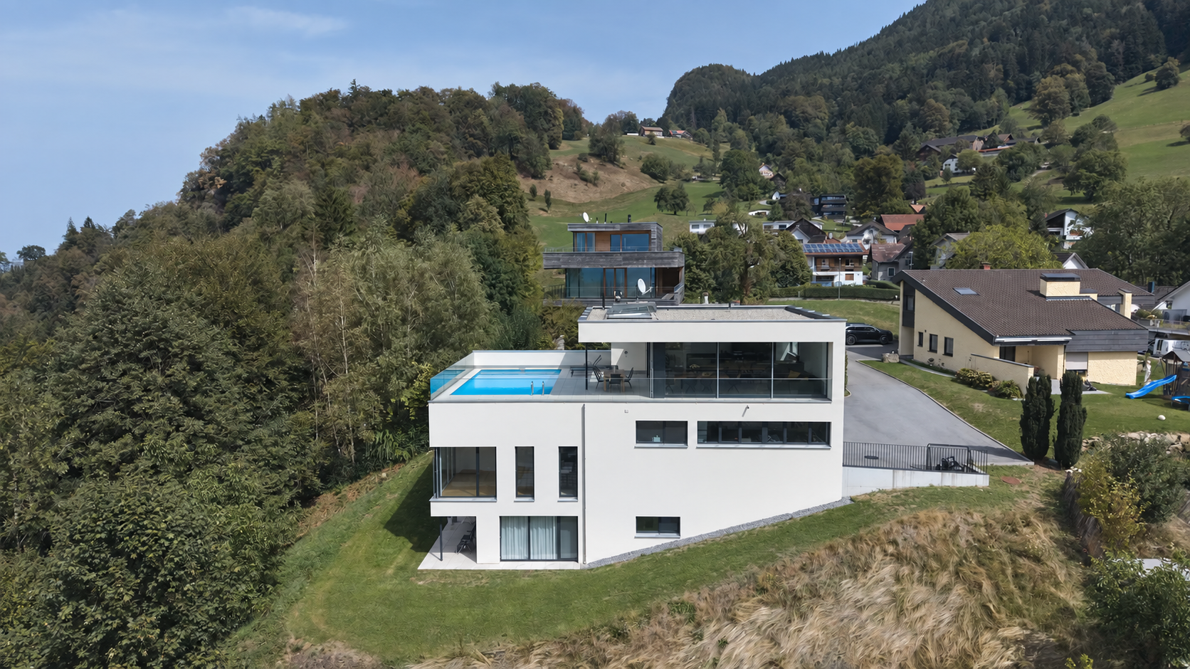 Luftaufnahme der Villa in der grünen Hanglage von Götzis